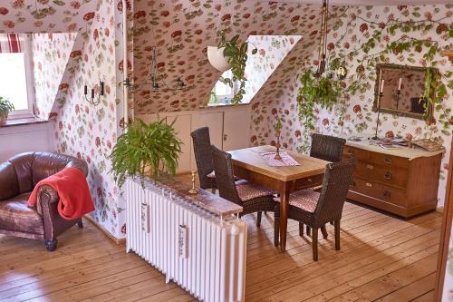 a room with a table and chairs and a desk at Ferienwohnung Wilhelmine in Bayreuth