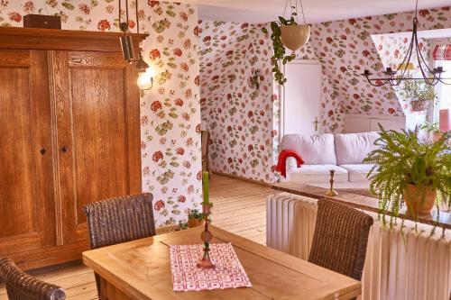a living room with a table and a couch at Ferienwohnung Wilhelmine in Bayreuth