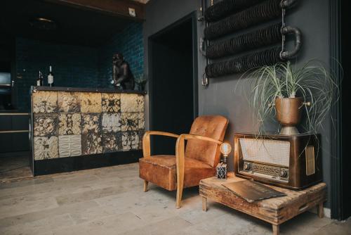 a living room with a chair and an old radio at Projekt GASTRAUM in Illertissen