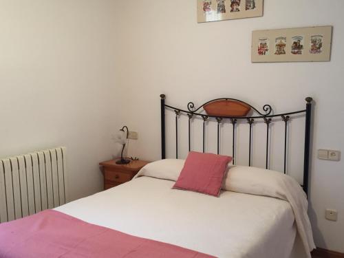 Dormitorio con cama con almohada rosa en Blanchard Benas, en Benasque
