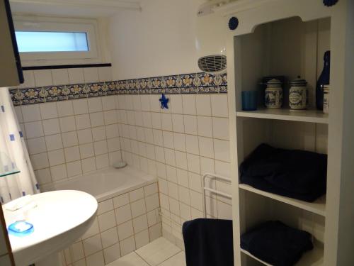 ルムーランにあるChez Jean-Pierre & Annickのバスルーム(洗面台、トイレ、シンク付)
