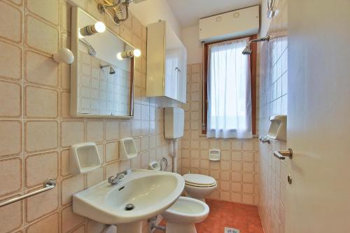 リニャーノ・サッビアドーロにあるResidenza Altheaのバスルーム(洗面台、トイレ、鏡付)