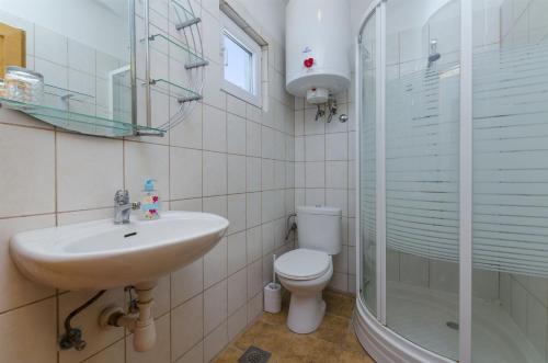 Et badeværelse på Apartments Jozsef
