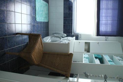 ein Badezimmer mit Waschbecken und Toilette in der Unterkunft Auszeit am Lindenpark in Kühlungsborn