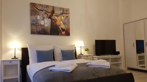 - une chambre avec un grand lit et 2 serviettes dans l'établissement City Apartment, good location, à Berlin