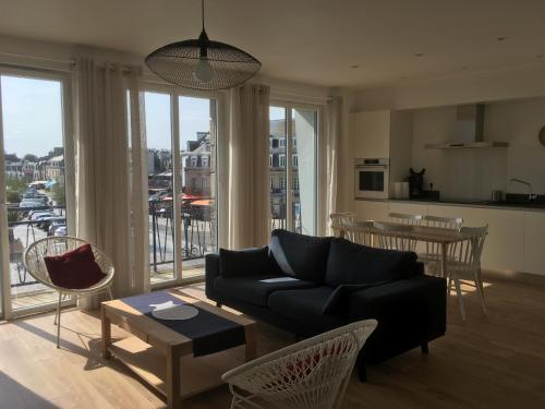 un salon avec un canapé et une table dans l'établissement the place to be, à Concarneau