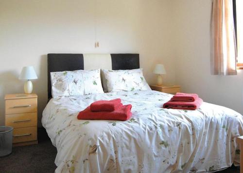 A bed or beds in a room at Heartsease Lodges 