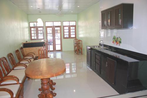 Dapur atau dapur kecil di One One Hostel Patong