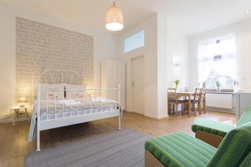 ein Schlafzimmer mit Bett und ein Esszimmer in der Unterkunft Stylish & Cosy Apartment in Berlin, WiFi in Berlin