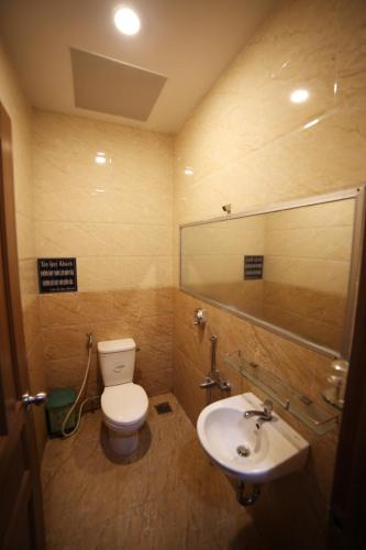a bathroom with a toilet and a sink at Thanh Thuy in Cu Chi