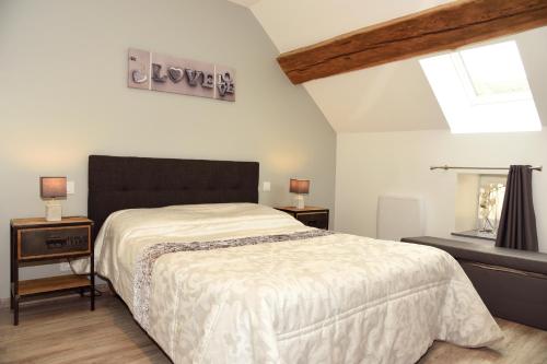 - une chambre avec un lit et un panneau indiquant l'amour dans l'établissement Gite le murger, à Meursault