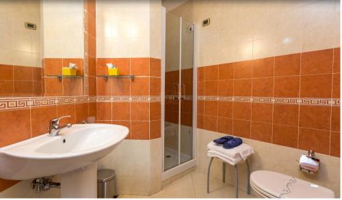 a bathroom with a sink and a shower and a toilet at Ranch Palace Hotel in Naples
