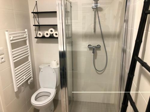 ヴィムルーにあるHuginesのバスルーム(トイレ、ガラス張りのシャワー付)