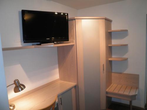 a room with a flat screen tv on a wall at Hotel und Gasthof Ritter St. Georg in Erlangen