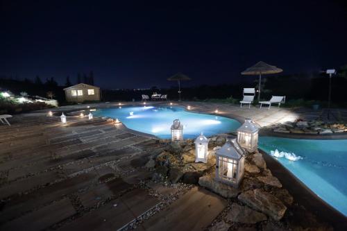 Bazén v ubytování angolo di paradiso nebo v jeho okolí