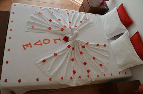 a white bed with a happy anniversary sign on it at Aldeamento Turístico de Palmela in Cajados