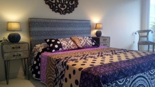 アルテアにあるLa Bohemia Altea Hillsのベッドルーム(紫色の掛け布団付きのベッド1台付)
