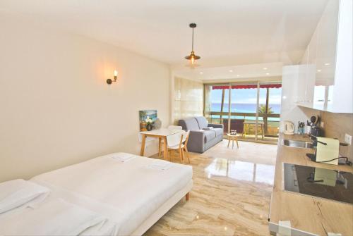 een slaapkamer met een bed en een woonkamer bij PROMENADE HOLIDAY - COSY SEA FRONT STUDIO in Nice