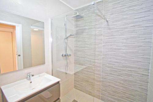 une salle de bain avec une douche en verre et un lavabo dans l'établissement PROMENADE HOLIDAY - COSY SEA FRONT STUDIO, à Nice