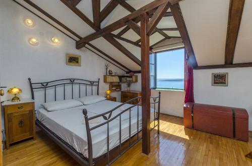 een slaapkamer met een bed en een groot raam bij Apartment Boris in Gornja Brela