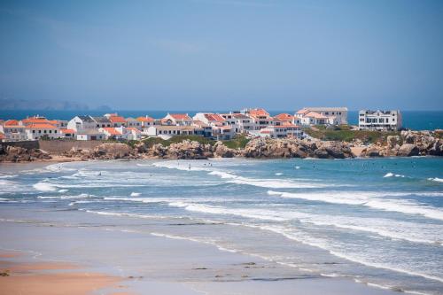 uma vista para uma praia com casas e o oceano em Fabulous Beach House on the Atlantic no Baleal