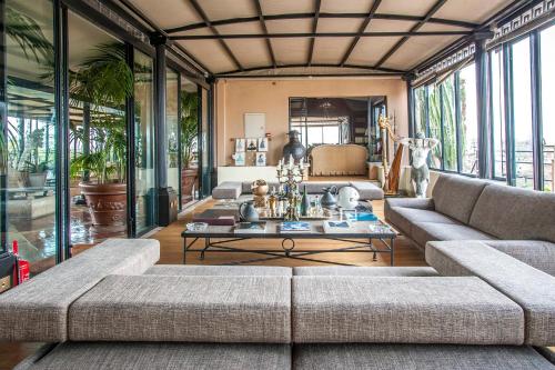 a living room with two couches and a table at Grand Hotel Plaza in Rome