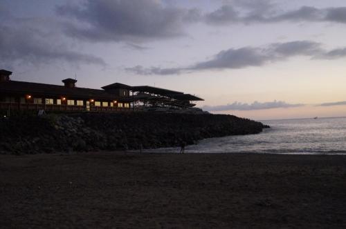 a building on the shore of a beach at Villa privada con Jacuzzi Herradura Jaco in Herradura