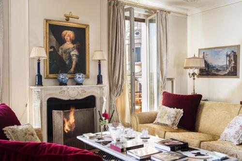 a living room with a fireplace and a couch at Grand Hotel Plaza in Rome