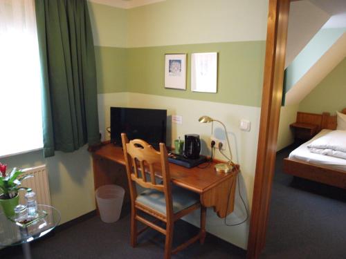 a room with a desk with a bed and a desk sidx sidx sidx at Gästehaus Engelgasse Herzogenaurach in Herzogenaurach