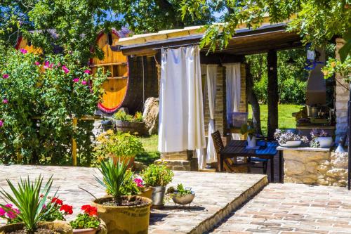 un jardín con macetas en un patio en Country House Case Catalano en Abbateggio