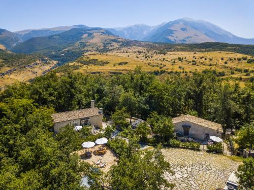 una vista aérea de una casa con montañas en el fondo en Country House Case Catalano en Abbateggio