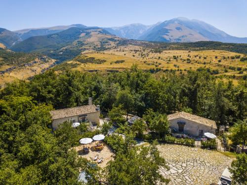 una vista aérea de una casa con montañas en el fondo en Country House Case Catalano, en Abbateggio