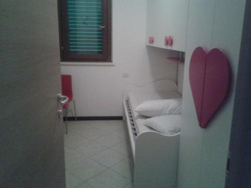 クプラ・マリッティマにあるStraccia 1のベッド2台が備わるお部屋で、ドアにハートが付いています。