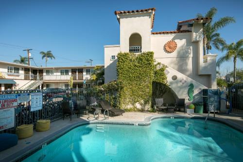 ein Schwimmbad vor einem Gebäude in der Unterkunft Crown City Inn Coronado in San Diego