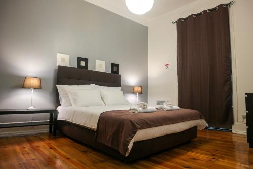 una camera da letto con un letto e due asciugamani di My Home Lisbon a Lisbona