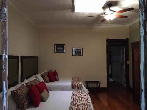 um quarto com uma cama e uma ventoinha de tecto em Hotel Hacienda El Rodeo em Rodeo