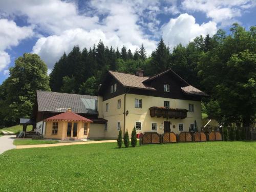 ein großes Haus mit einem Zaun im Hof in der Unterkunft Ferienwohnung Ötscherwiese in Lackenhof