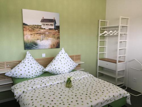 een slaapkamer met een bed met polka dot kussens bij das Ferienhaus Auszeit in Kranenburg