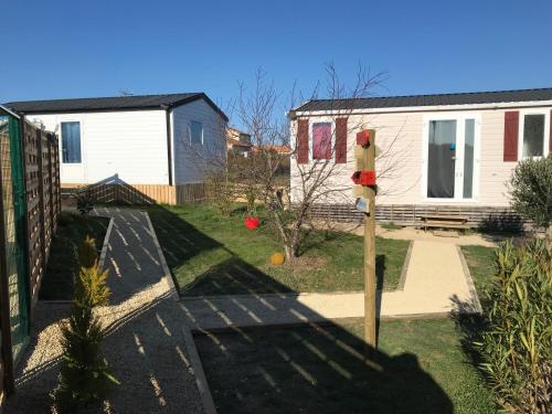 a backyard with a house and a bird mailbox at CosyStudio Site du Futuroscope in Chasseneuil-du-Poitou