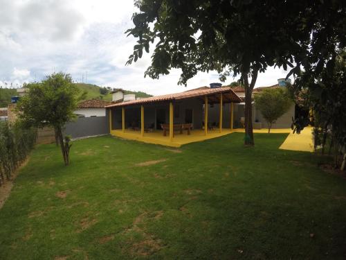 Сад в Casarão Hostel