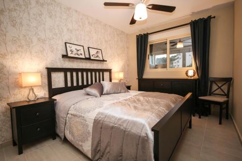 カルプにあるLa Manzanitaのベッドルーム1室(ベッド1台、窓、ファン付)が備わります。