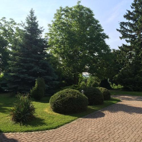 Jardin de l'établissement Anonim apartman