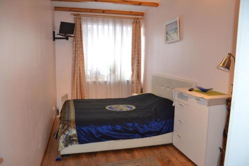 Habitación pequeña con cama y ventana en Danarent Apartment, en Vilna
