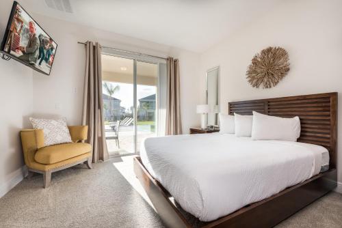 Ліжко або ліжка в номері Fabulous Home by Rentyl Near Disney with Private Pool, Movie Room, Themed Rooms & Resort Amenities at Encore Resort - 360B