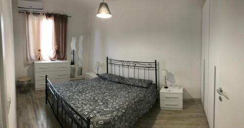 サンタ・マリア・アル・バーニョにあるPattina Casa Vacanzeのベッドルーム(黒いベッド1台、窓付)