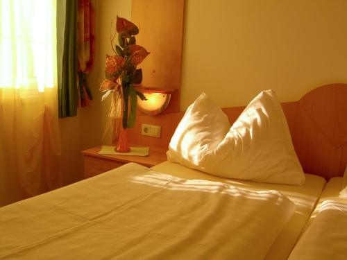 LiebesNesterl Bergwirt - Boutique Hotelにあるベッド