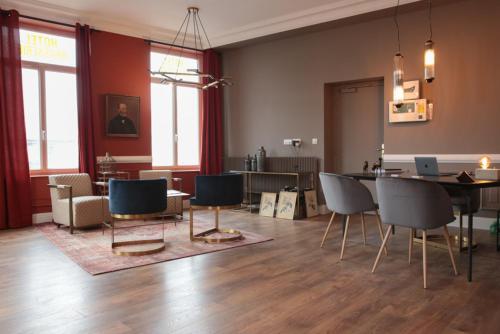 uma sala de estar com mesa e cadeiras em Hotel Des Arts em Wimereux