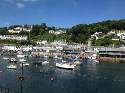 Un grupo de barcos están atracados en un puerto en Silver Birch Guesthouse, en Looe