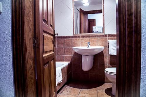 A bathroom at Hostal Goya II
