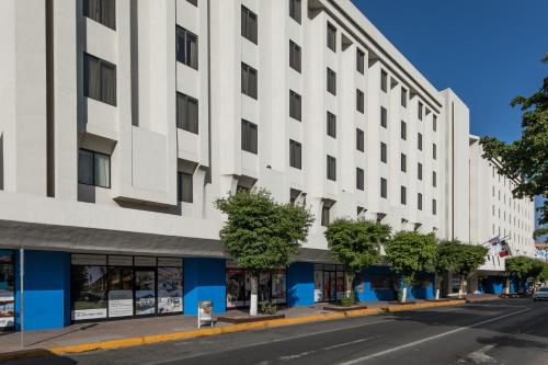 an empty street in front of a white building at Wyndham Executivo Culiacan in Culiacán